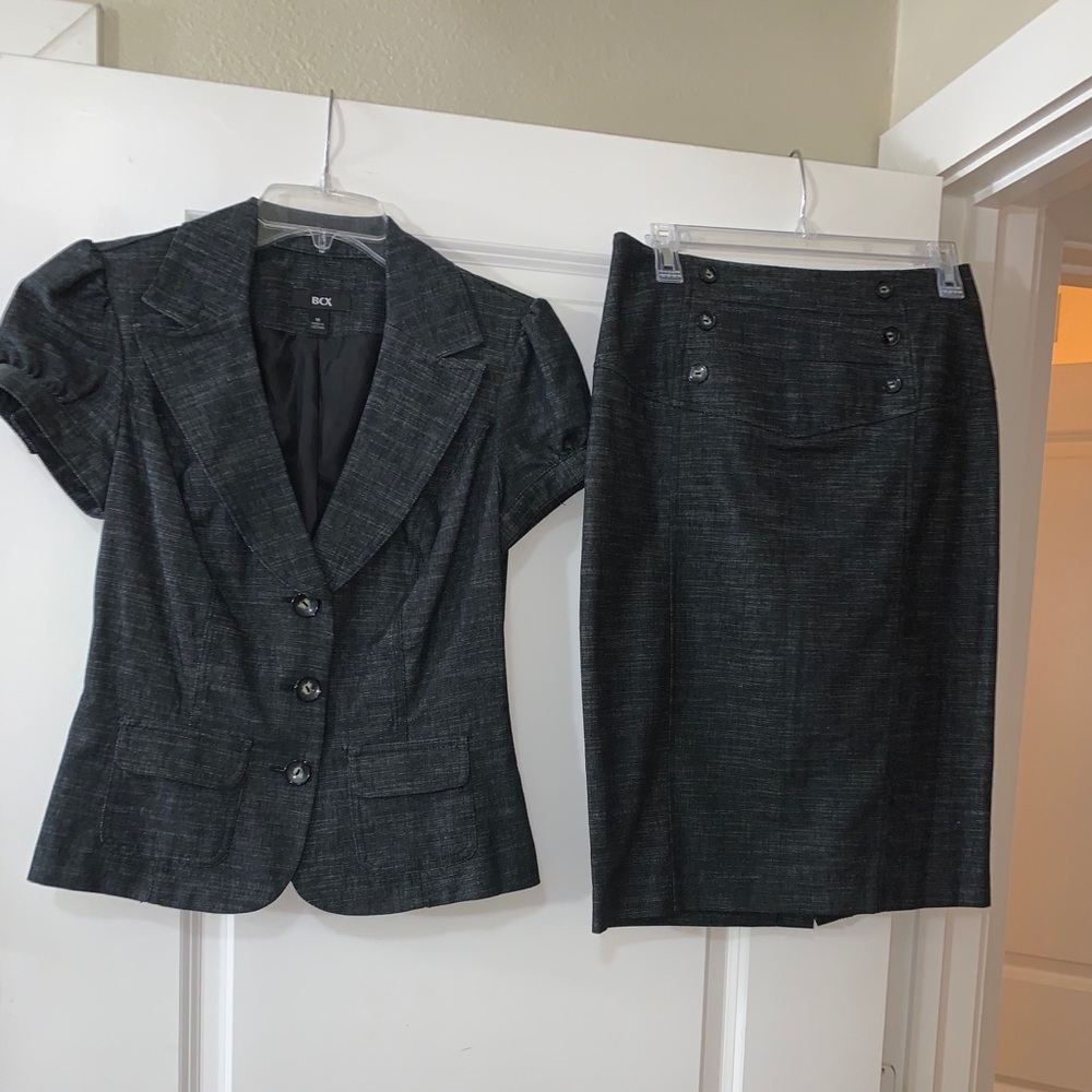 Gray Women’s Suit, Medium (it is more like Small or size 6)